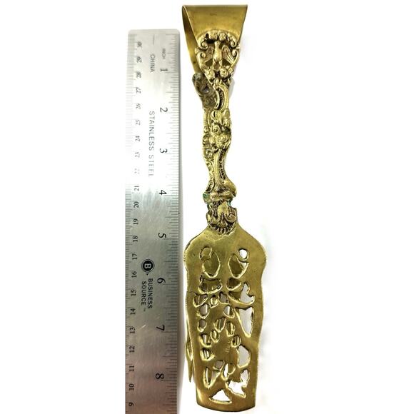 Antique Brass Ornate Serving Tongs Italian Rococo Revival Griffin Motif 8.5” - Picture 3 of 7